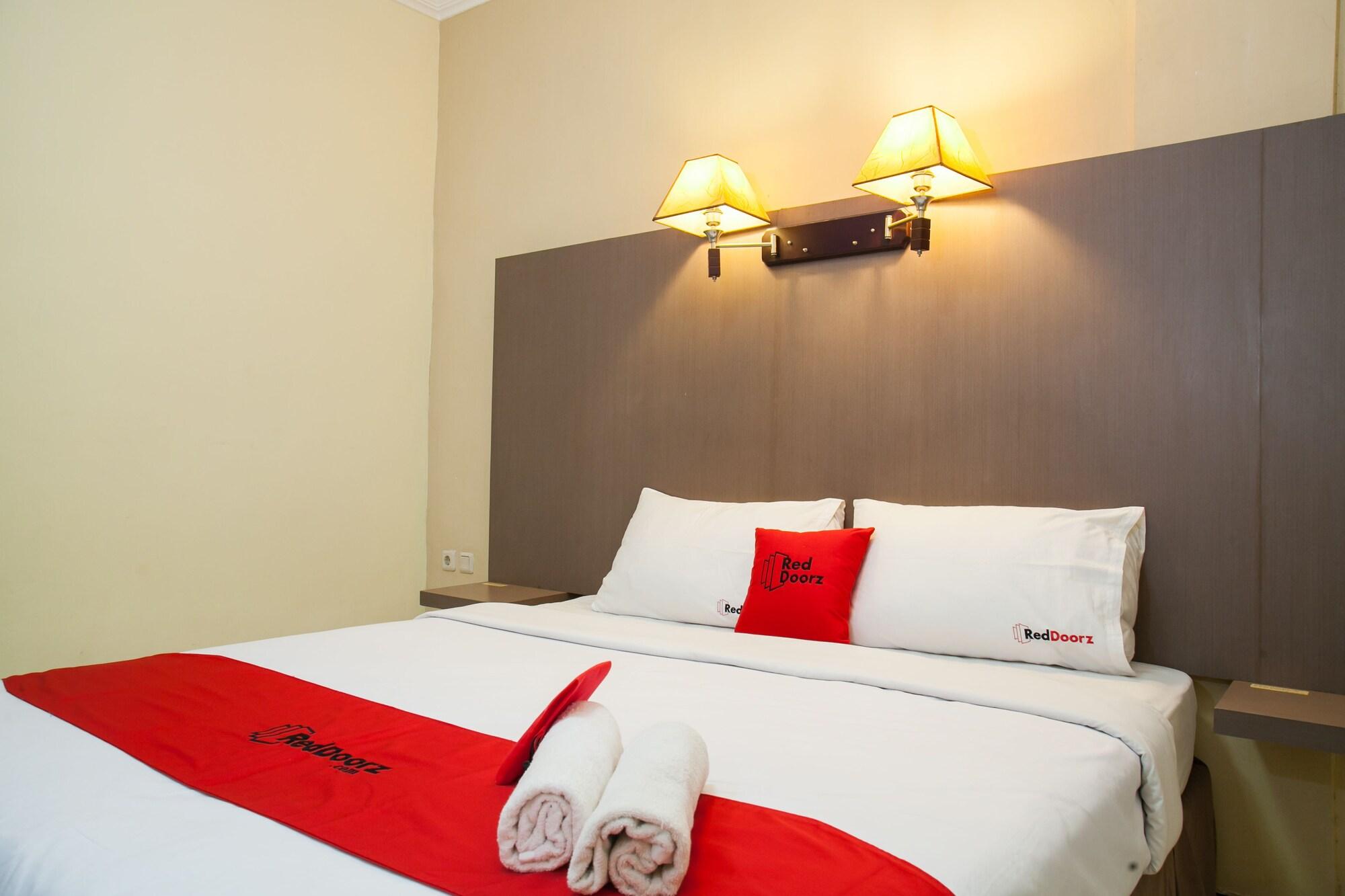 Hotel RedDoorz near Gubeng Station Surabaya Exterior foto