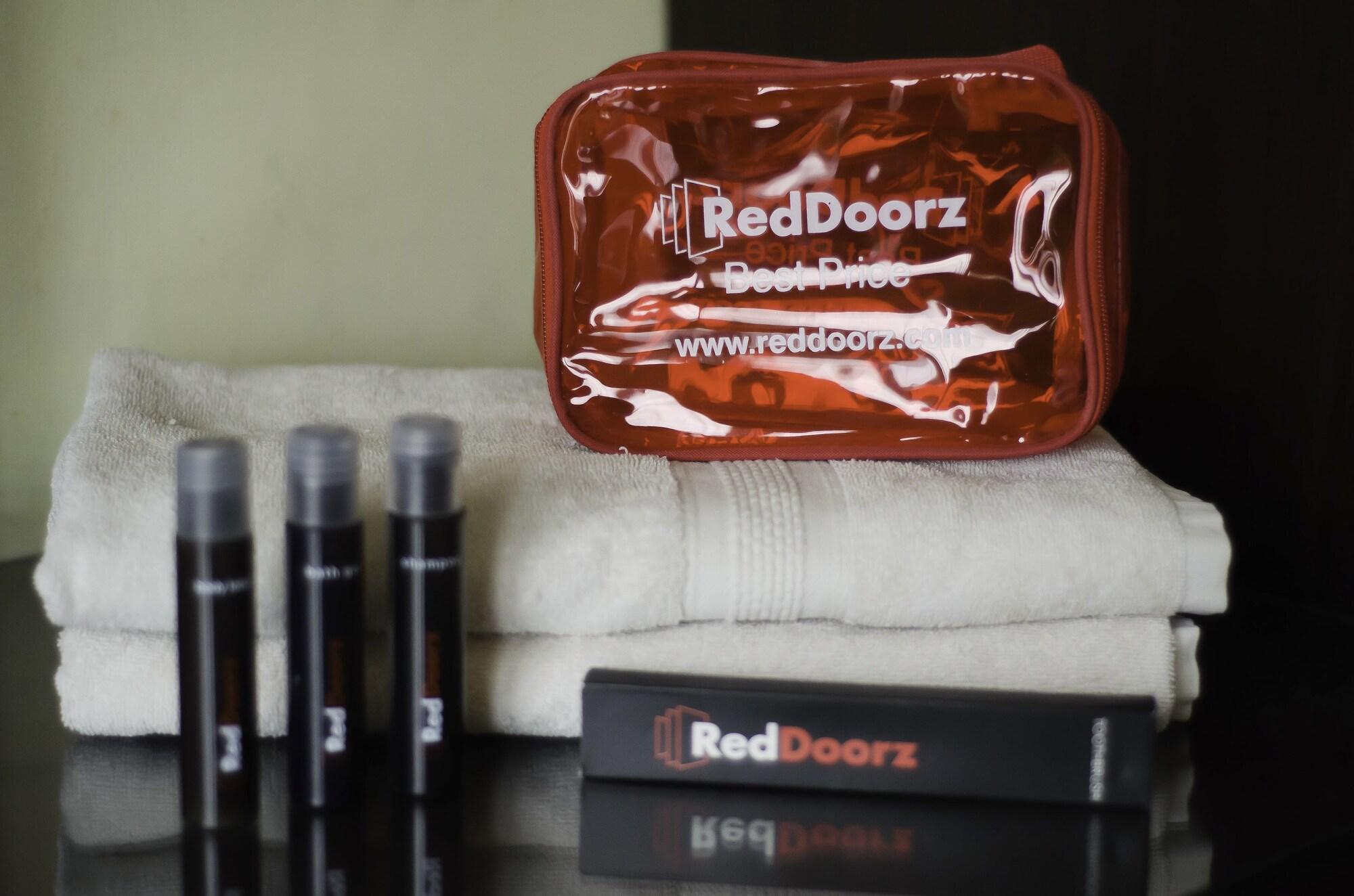 Hotel RedDoorz near Gubeng Station Surabaya Exterior foto