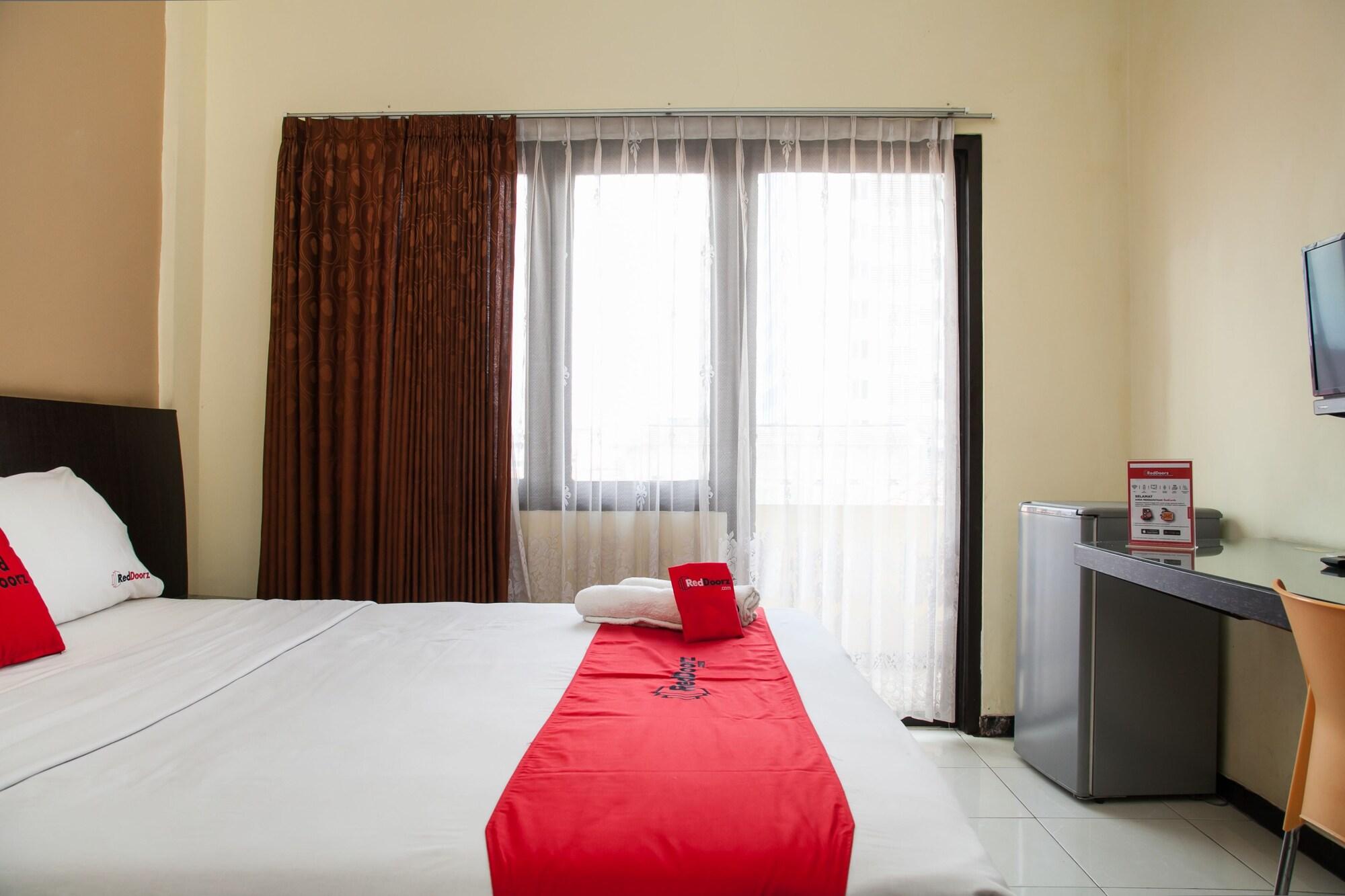 Hotel RedDoorz near Gubeng Station Surabaya Exterior foto