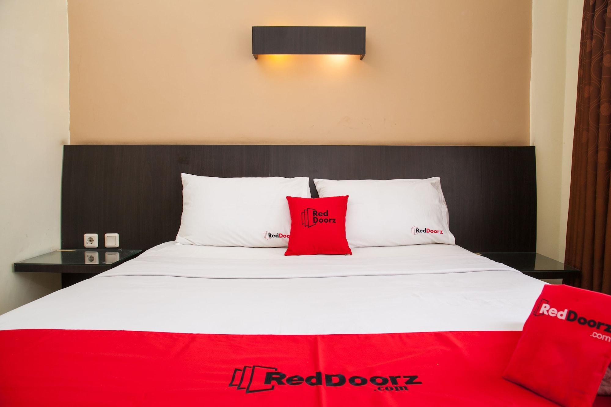 Hotel RedDoorz near Gubeng Station Surabaya Exterior foto
