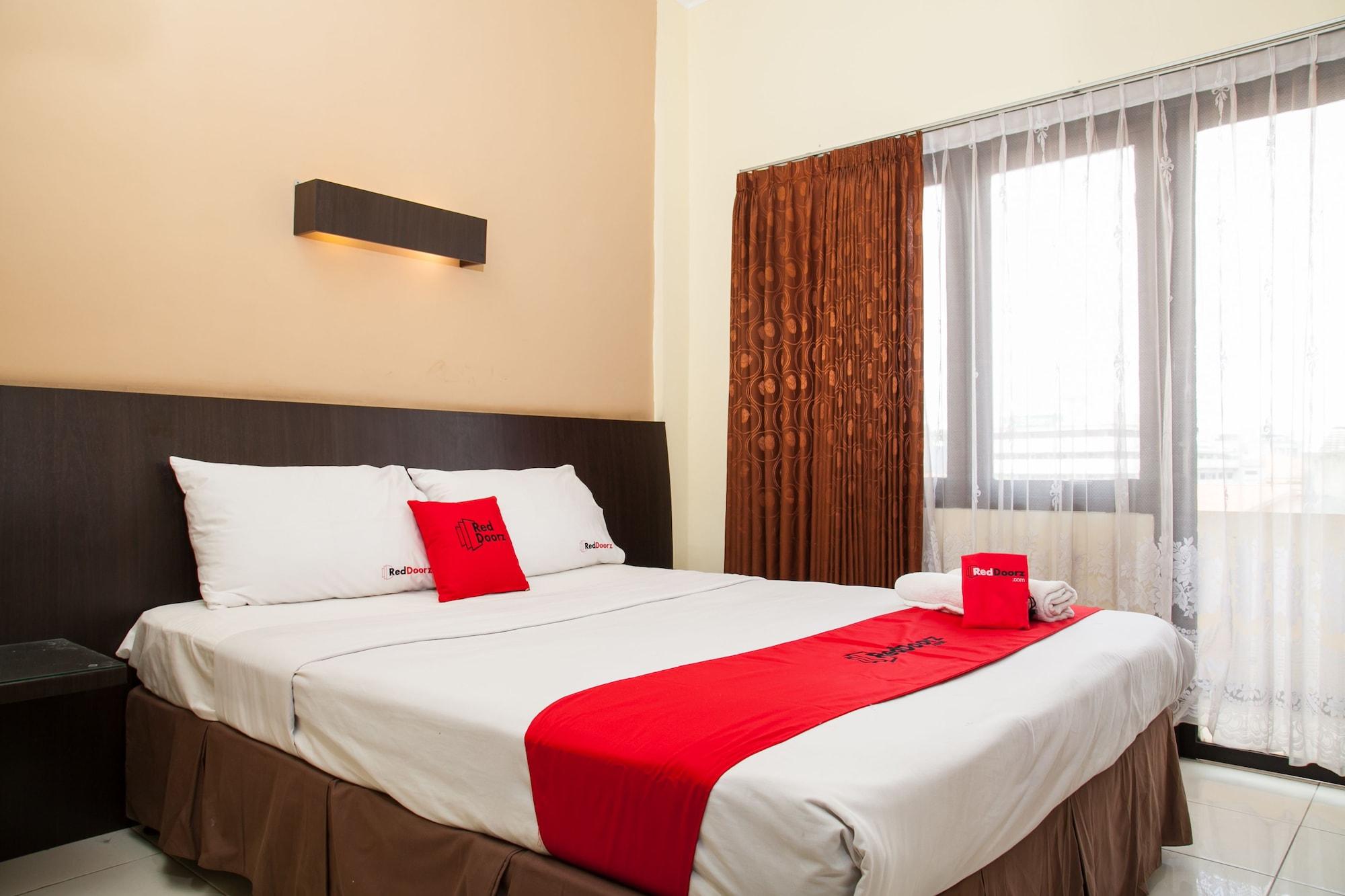 Hotel RedDoorz near Gubeng Station Surabaya Exterior foto