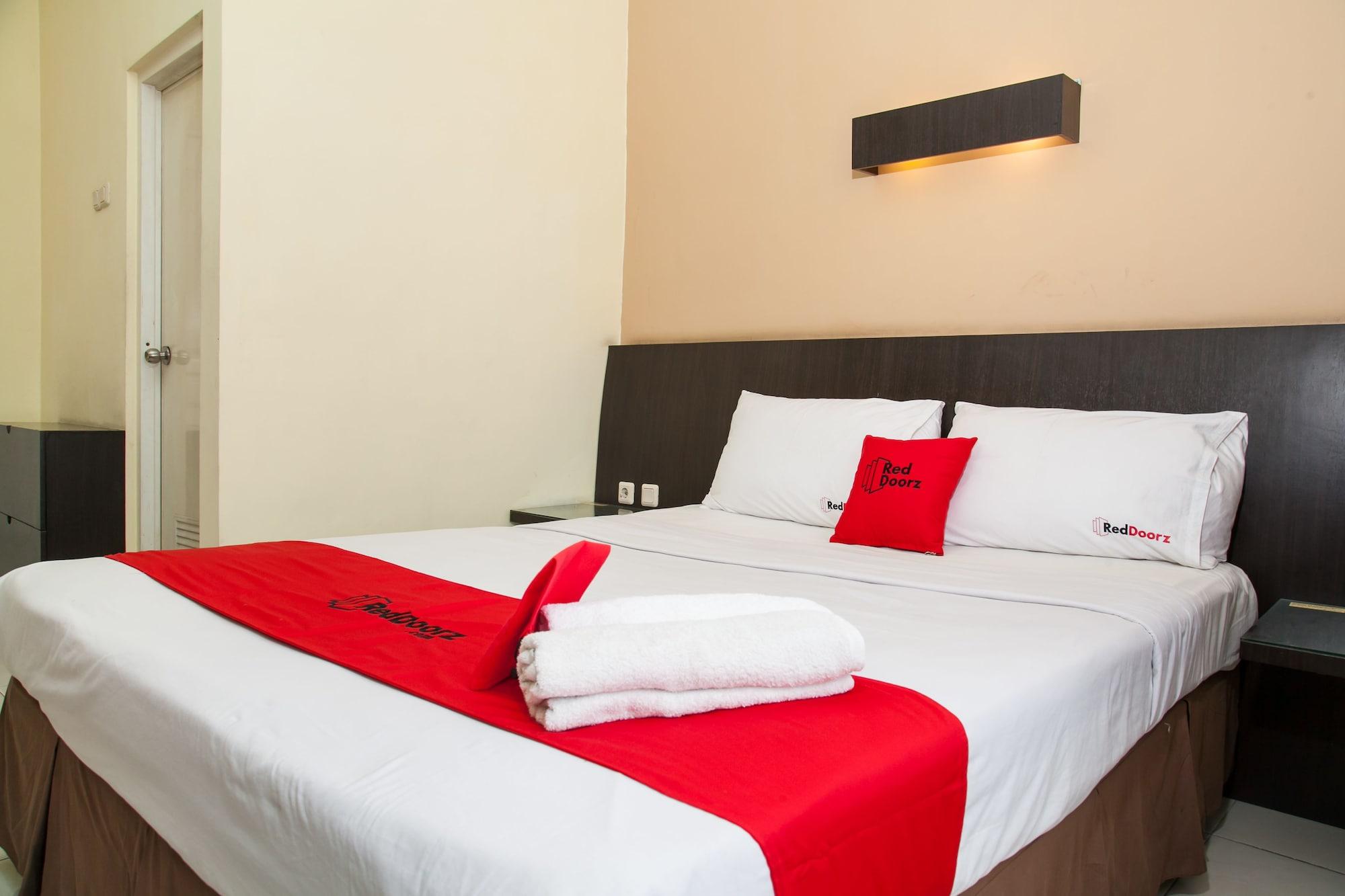 Hotel RedDoorz near Gubeng Station Surabaya Exterior foto