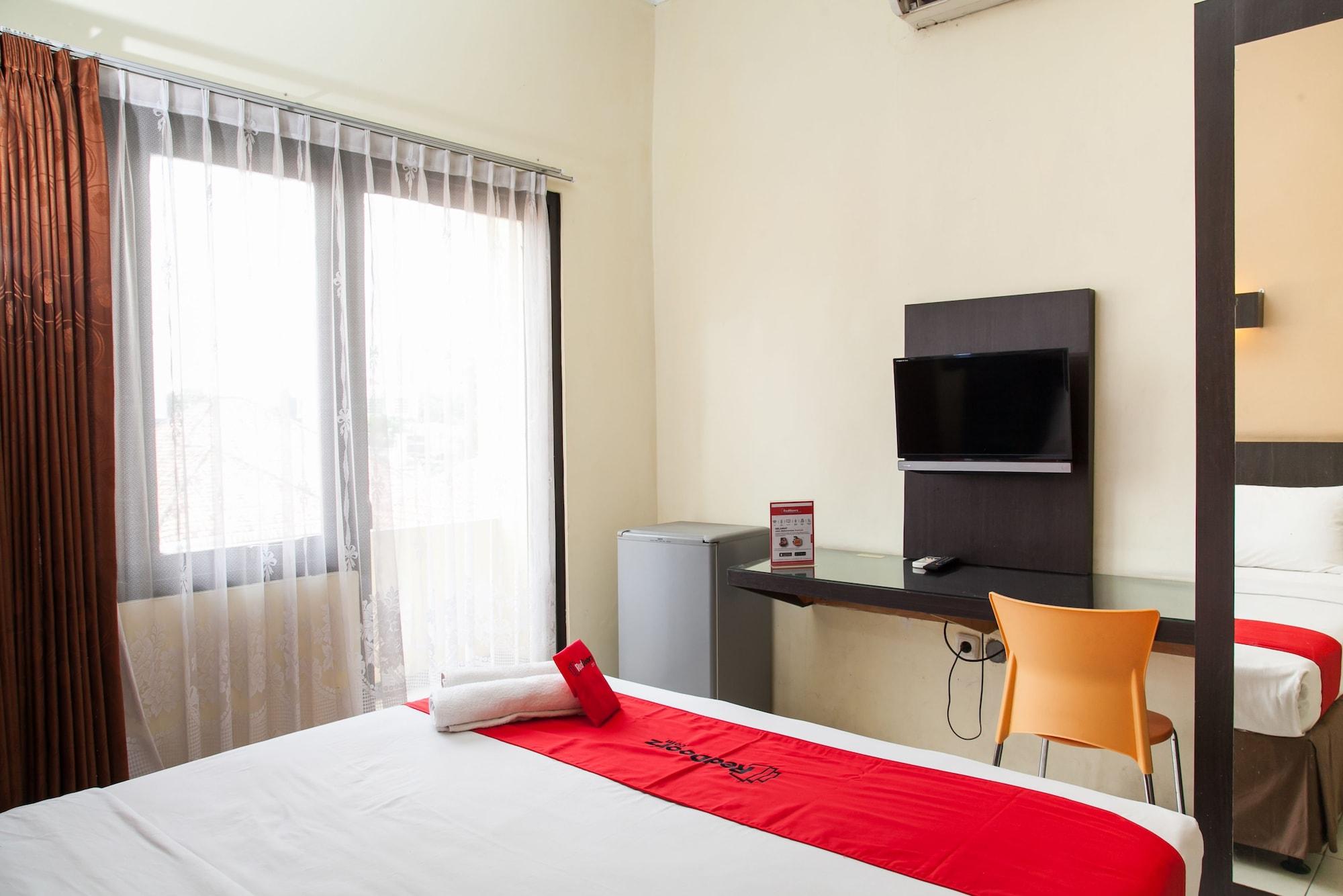 Hotel RedDoorz near Gubeng Station Surabaya Exterior foto