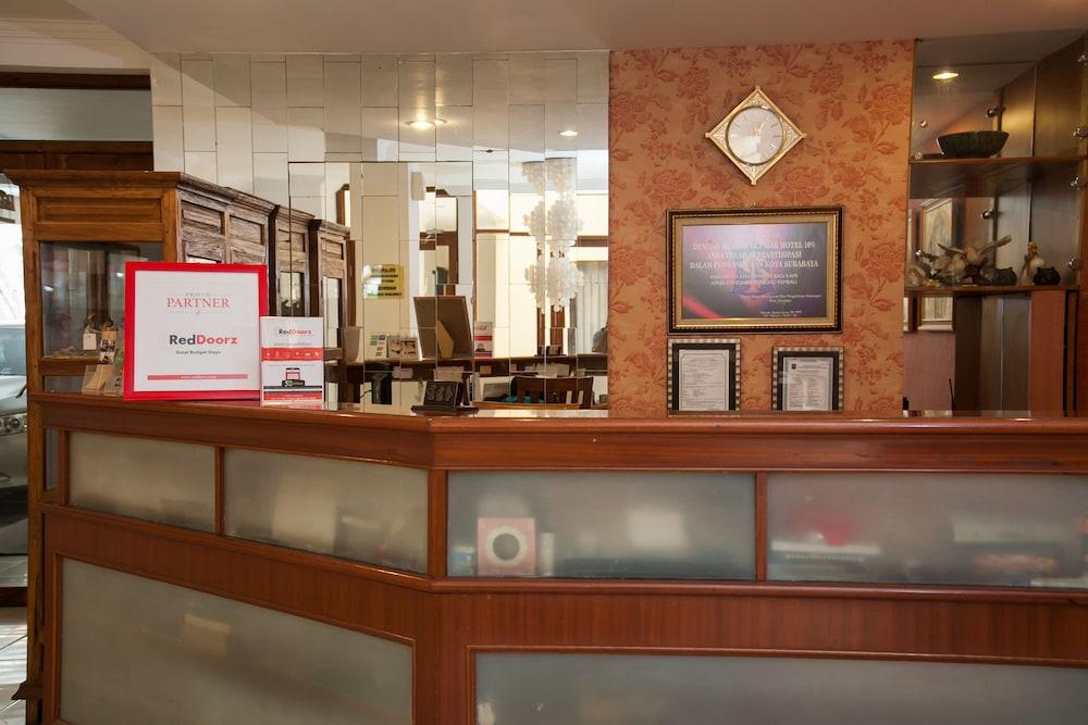 Hotel RedDoorz near Gubeng Station Surabaya Exterior foto
