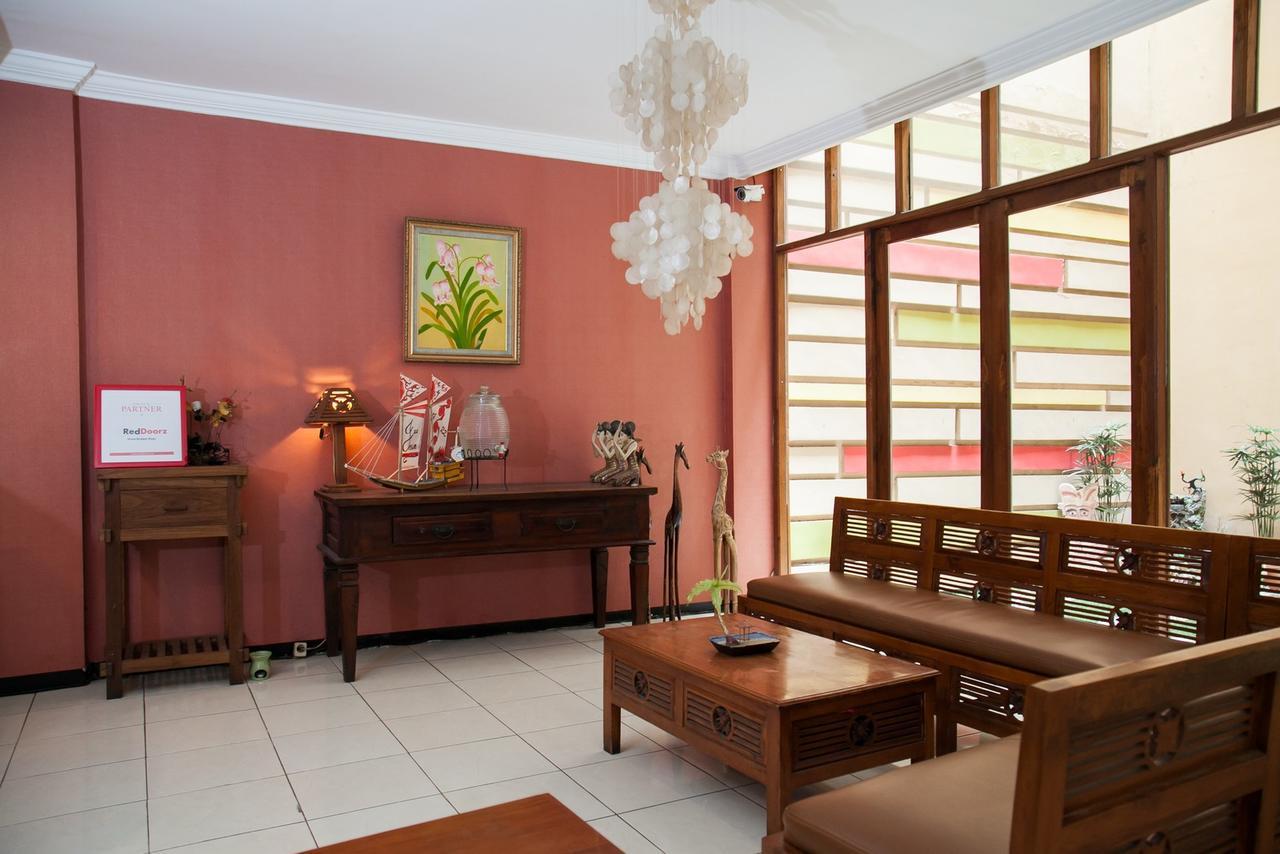 Hotel RedDoorz near Gubeng Station Surabaya Exterior foto