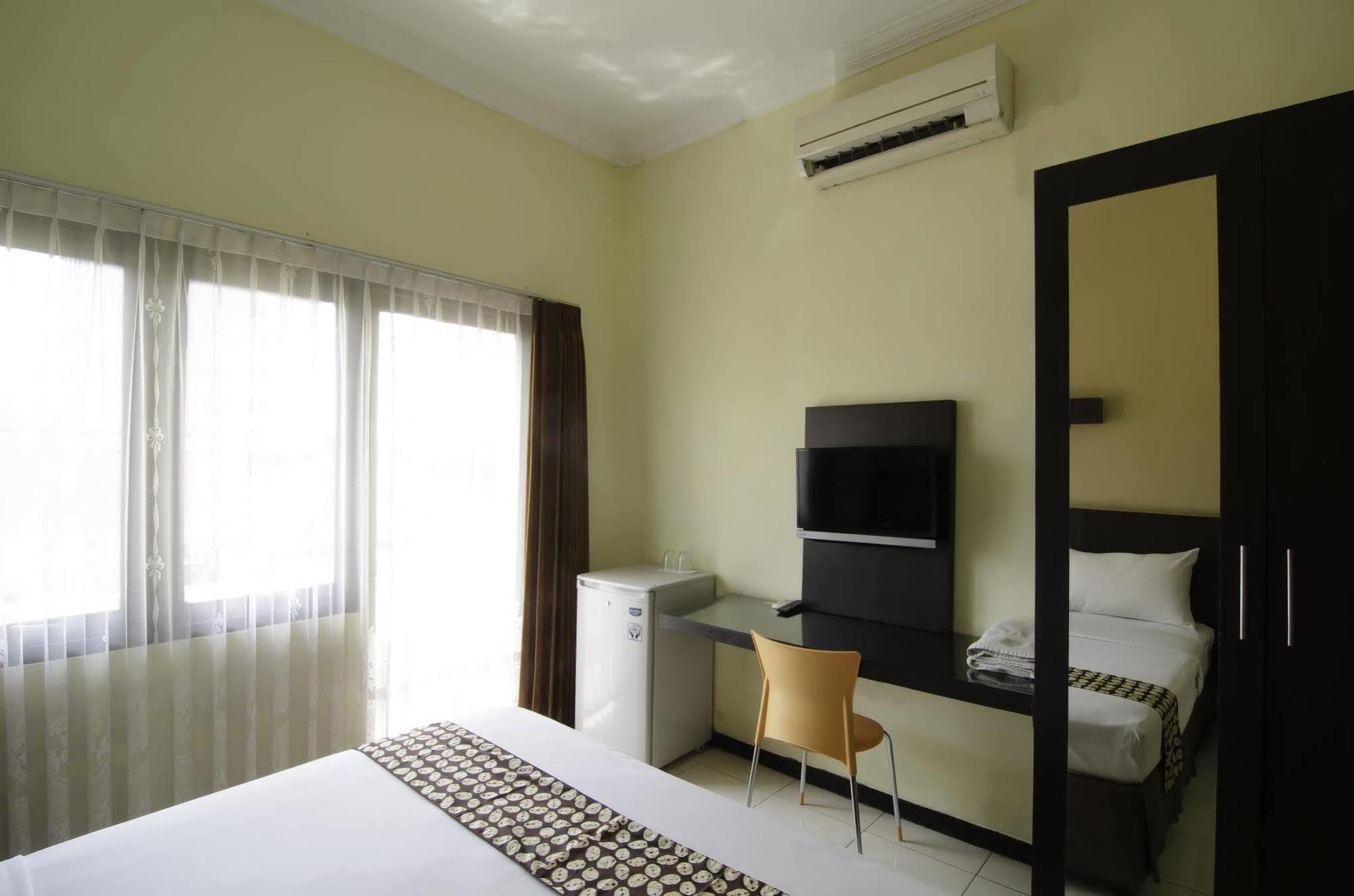 Hotel RedDoorz near Gubeng Station Surabaya Exterior foto