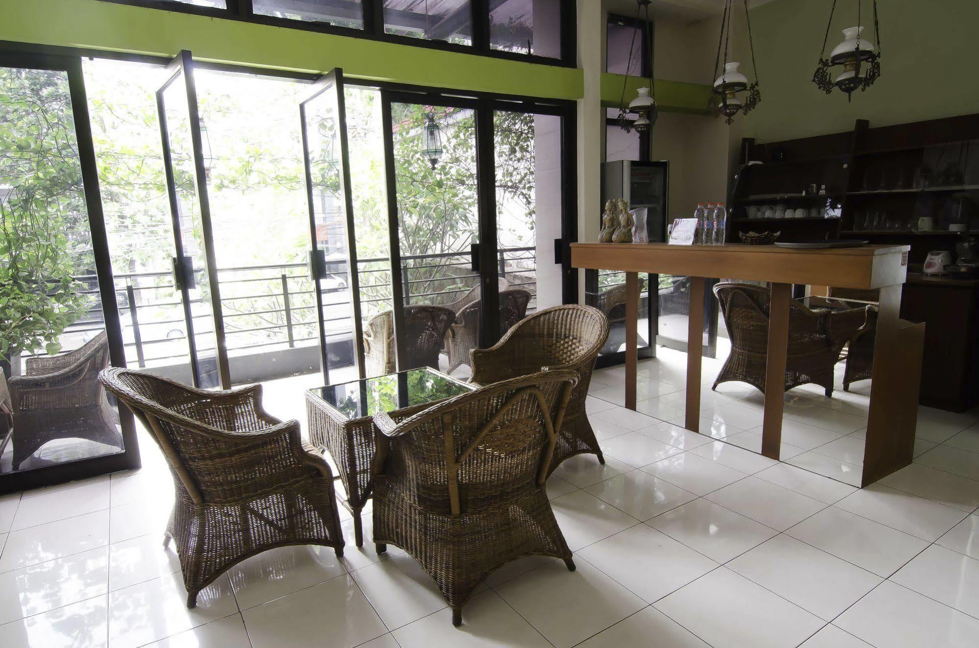 Hotel RedDoorz near Gubeng Station Surabaya Exterior foto
