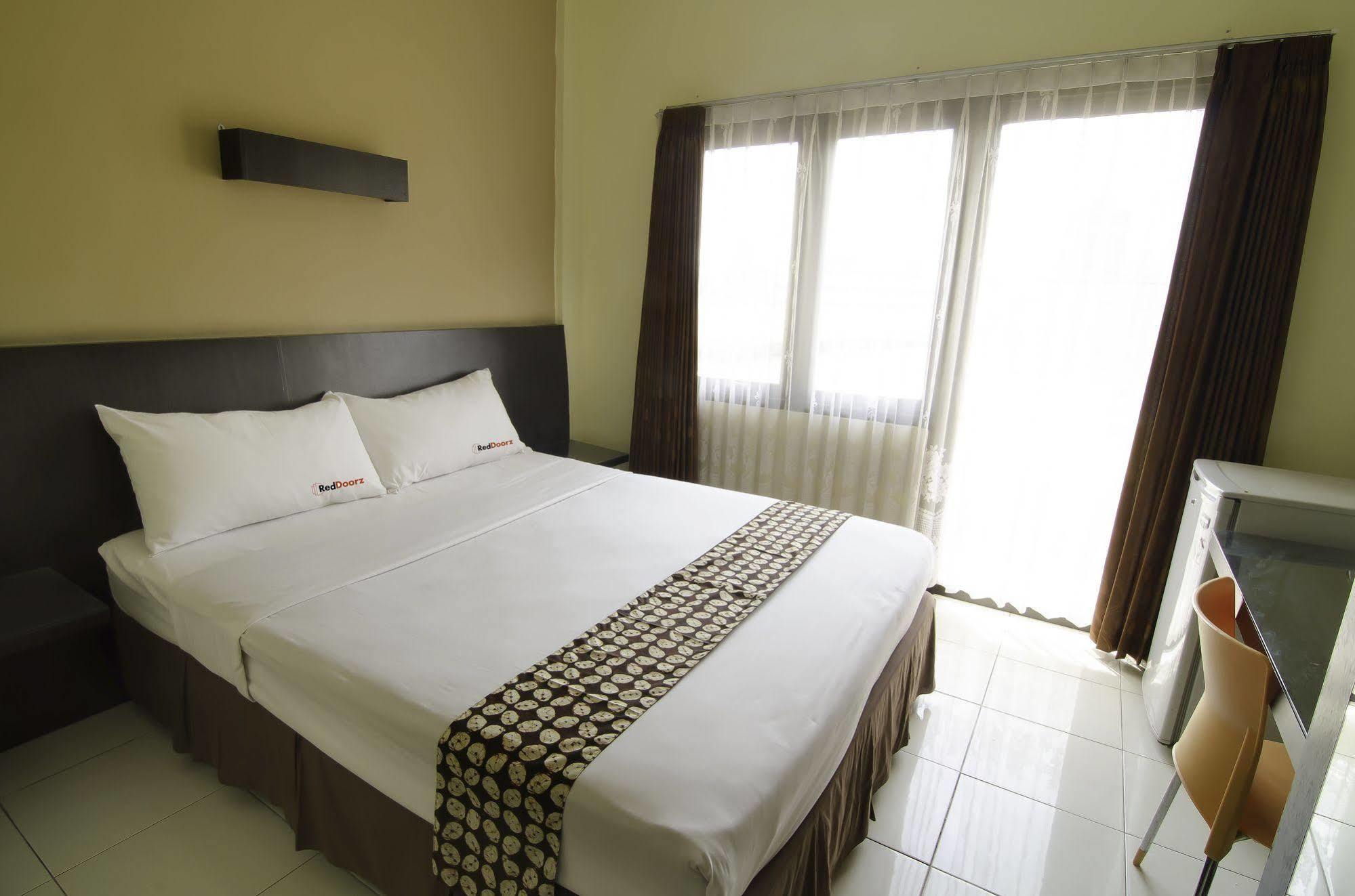 Hotel RedDoorz near Gubeng Station Surabaya Exterior foto