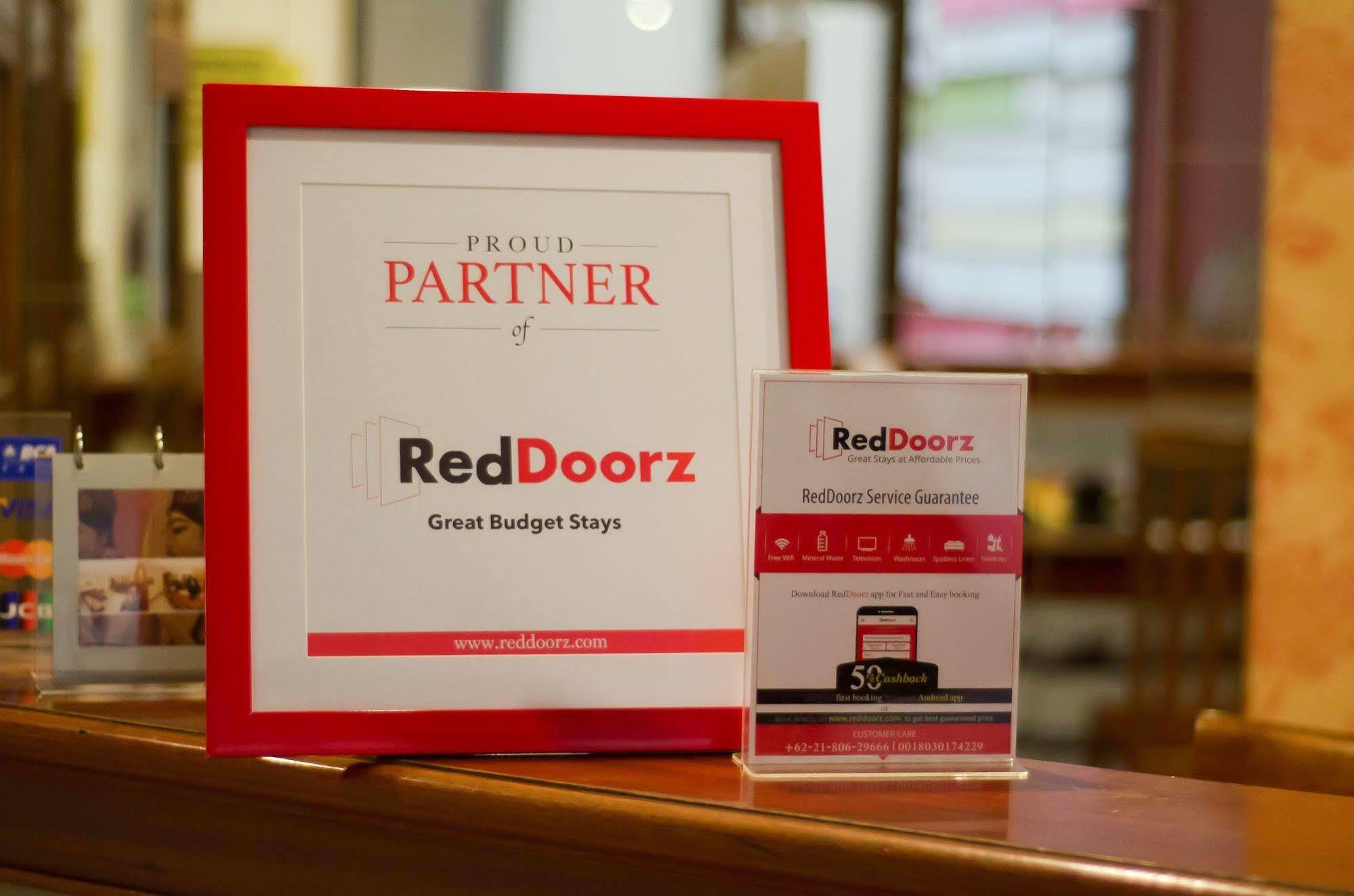 Hotel RedDoorz near Gubeng Station Surabaya Exterior foto