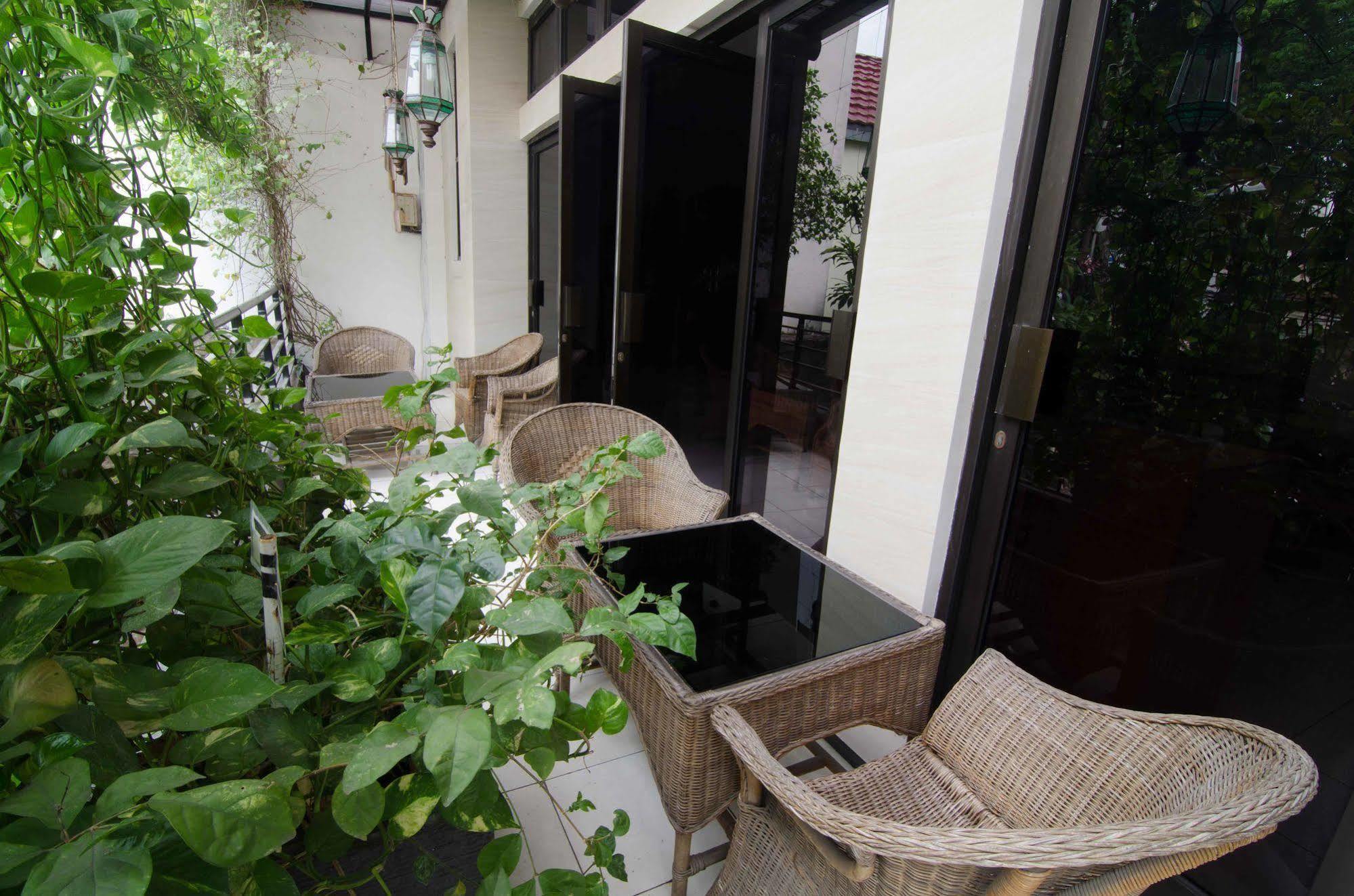 Hotel RedDoorz near Gubeng Station Surabaya Exterior foto