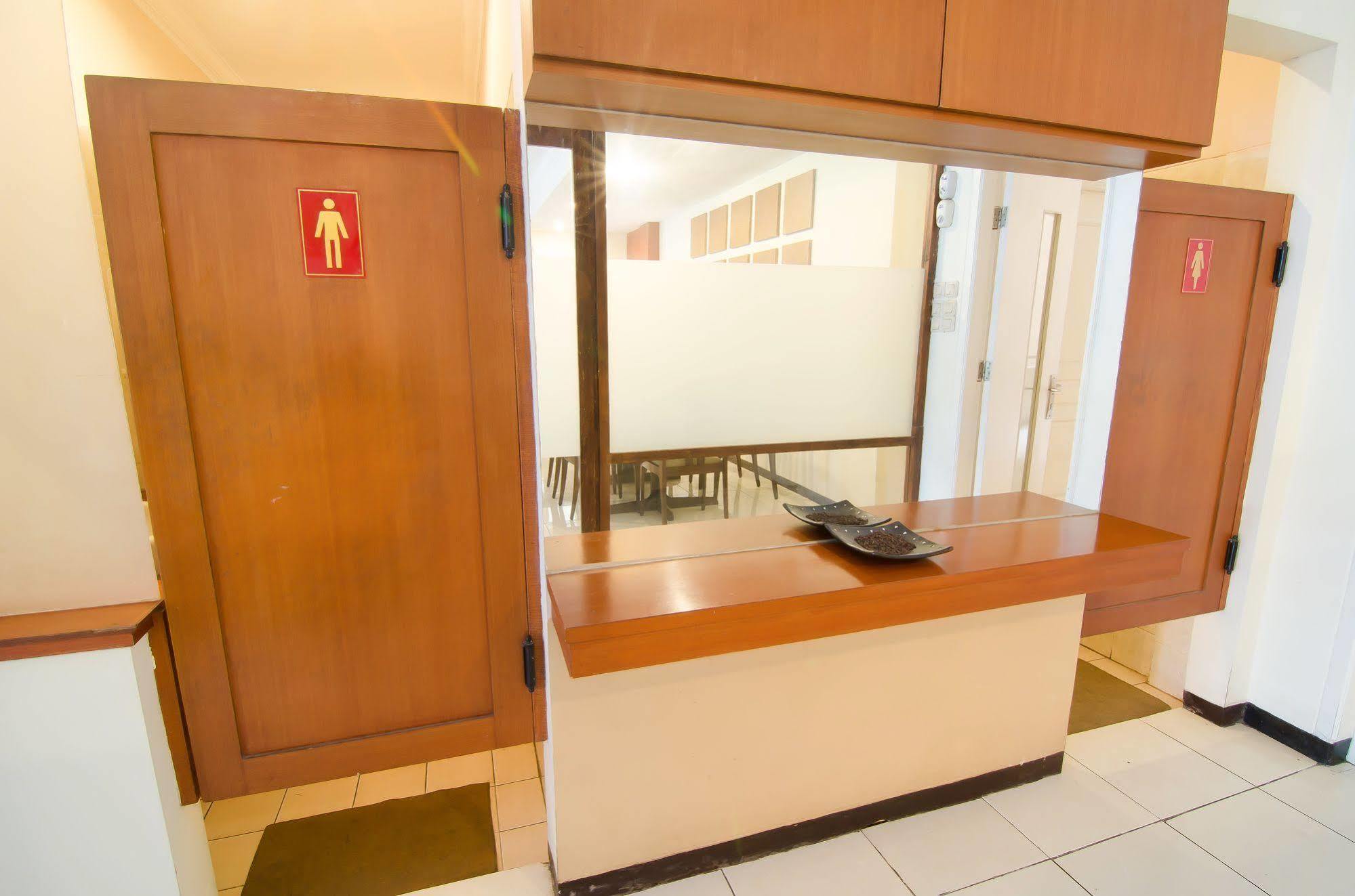 Hotel RedDoorz near Gubeng Station Surabaya Exterior foto