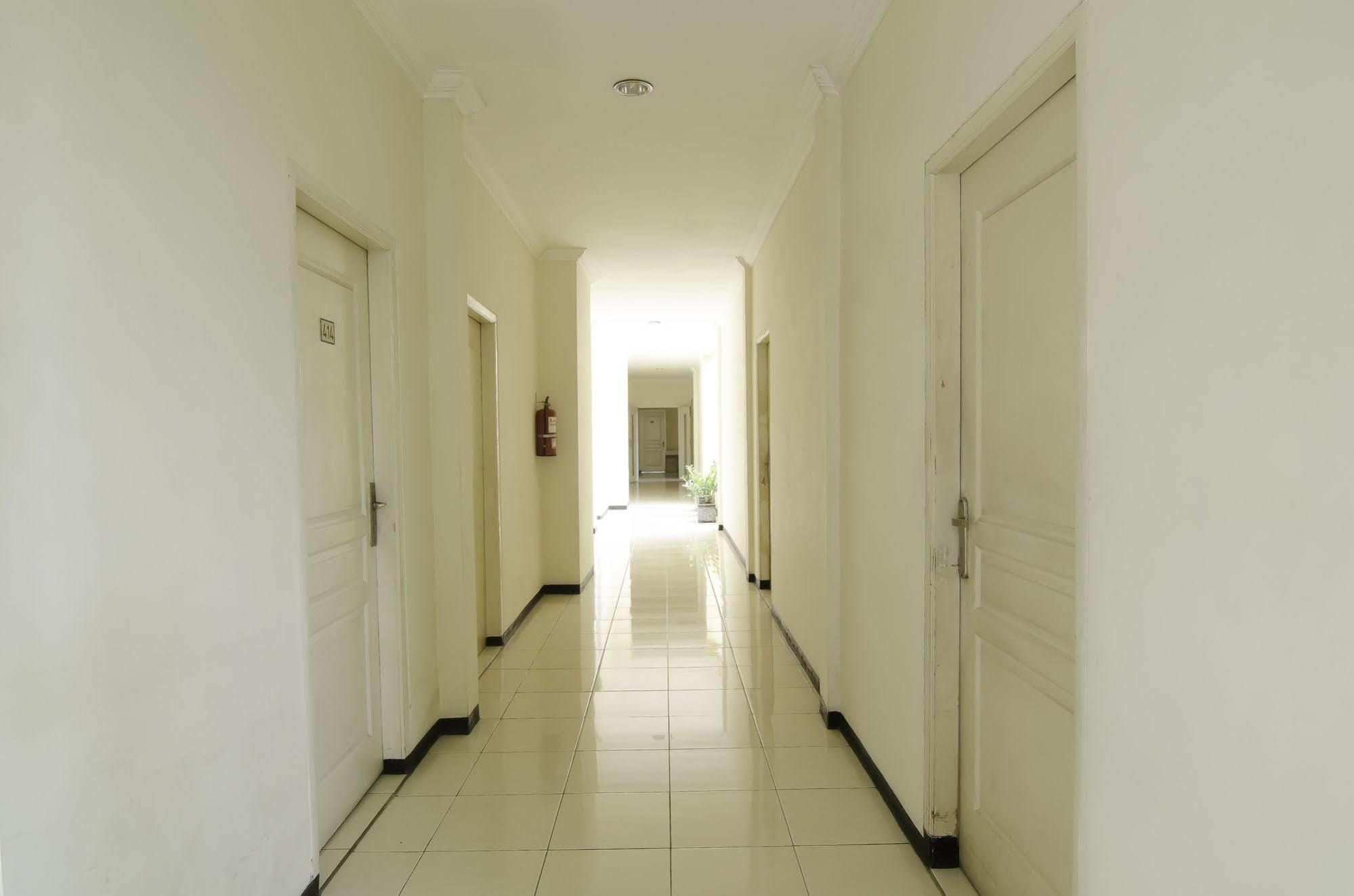 Hotel RedDoorz near Gubeng Station Surabaya Exterior foto