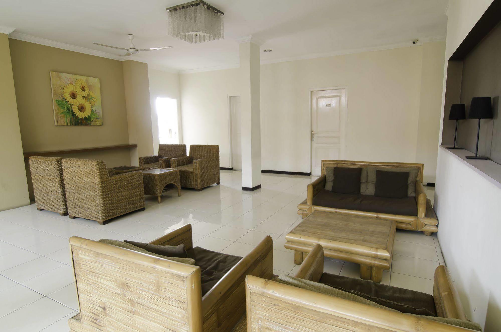 Hotel RedDoorz near Gubeng Station Surabaya Exterior foto