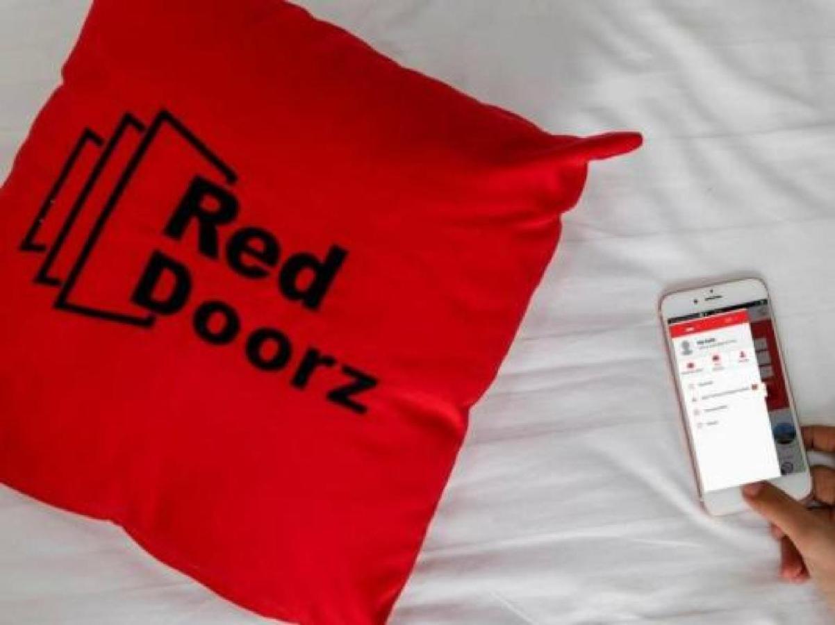 Hotel RedDoorz near Gubeng Station Surabaya Exterior foto